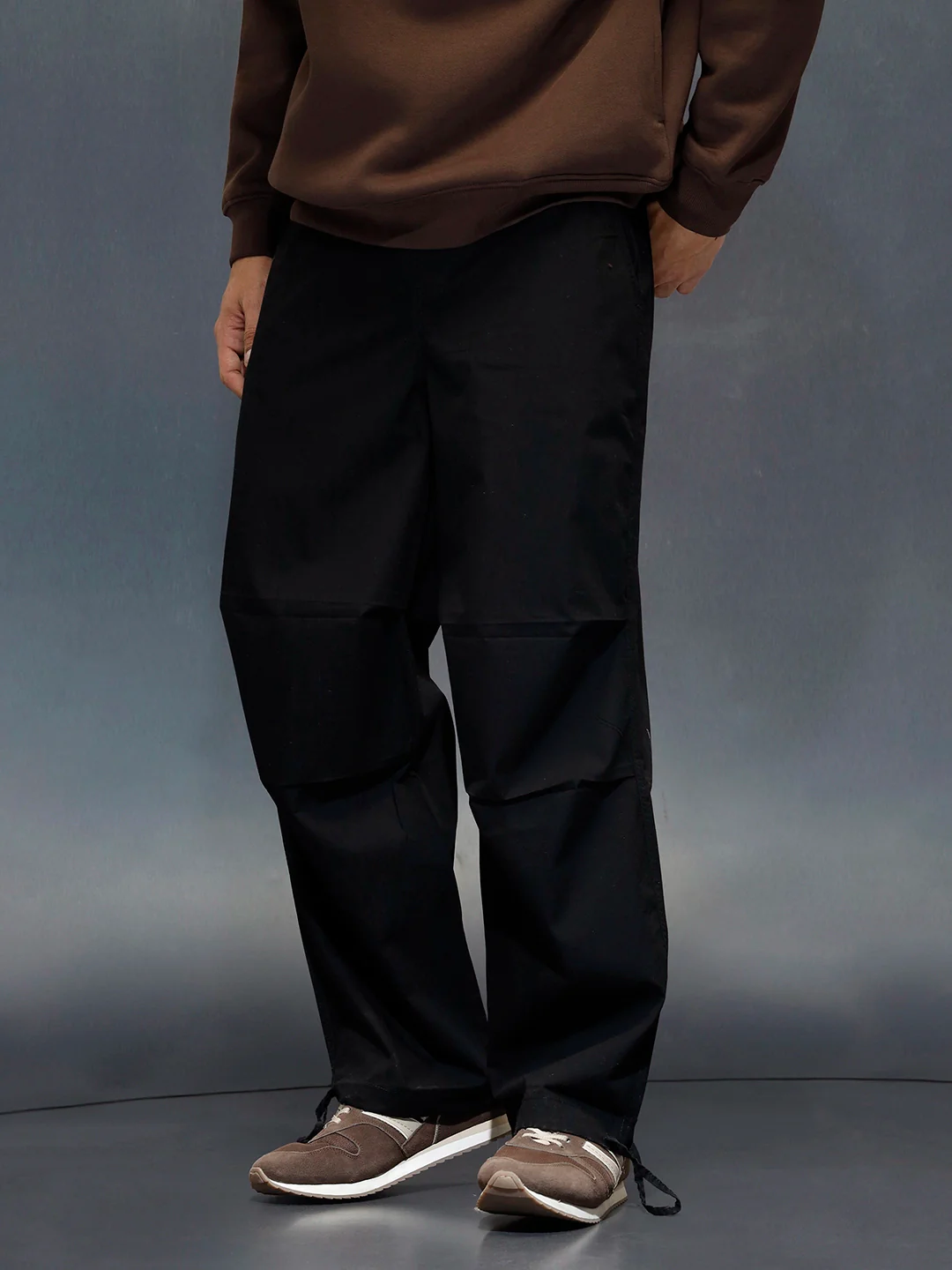 Men's loose fit trouser with draw string in the hem | Black - Image 4